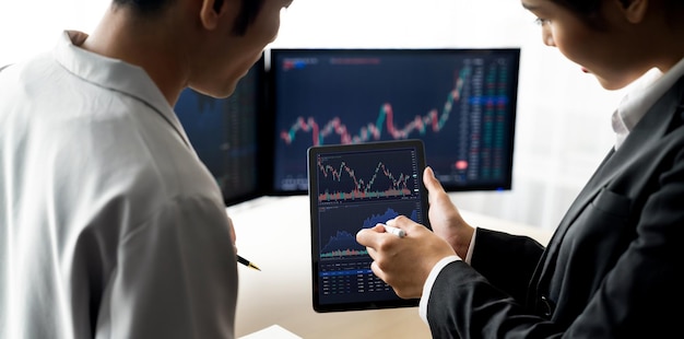 Broker azionario professionista mostra tablet visualizzato crescita grafico azionario fiorente