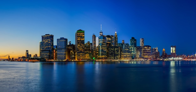 Brooklyn Bridge Park con tramonto e skyline di New York City