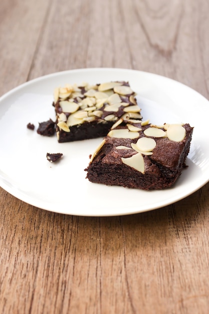 Brownie affettato sul piatto bianco.