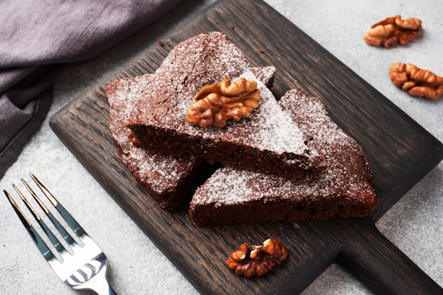 Brownie al cioccolato artigianale con noci. Torta al cioccolato copia spazio