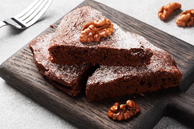 Brownie al cioccolato artigianale con noci. Torta al cioccolato copia spazio