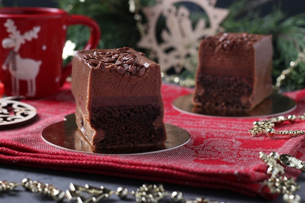 Brownie al cioccolato con confit di lamponi e glassa al cioccolato gourmet ricoperta di mousse di caffè sulla superficie del nuovo anno