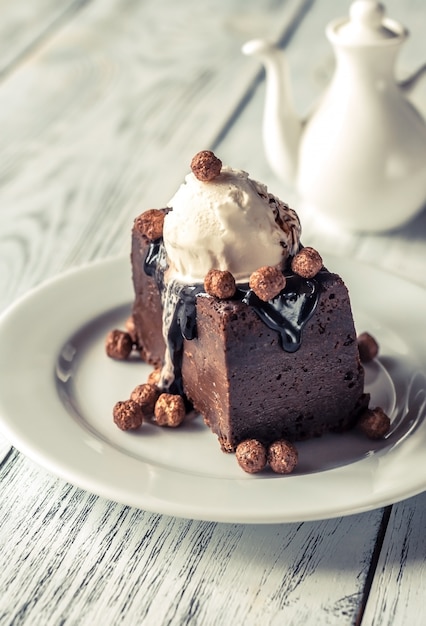 Brownie al cioccolato con gelato alla vaniglia