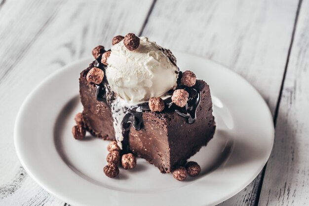 Brownie al cioccolato con gelato alla vaniglia