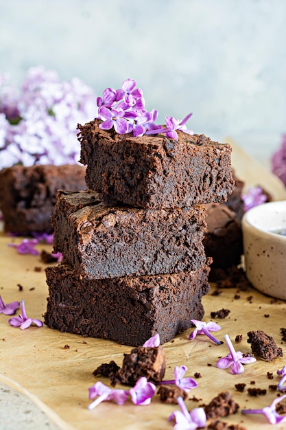 Brownie al cioccolato con sciroppo di fiori lilla Dolce tradizionale americano