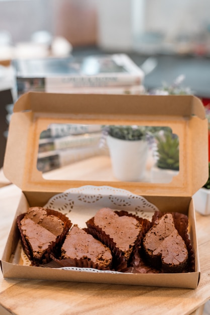 Brownie al cioccolato in scatole di carta in pronta consegna