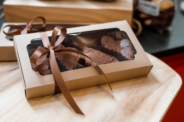 Brownie al cioccolato in scatole di carta in pronta consegna