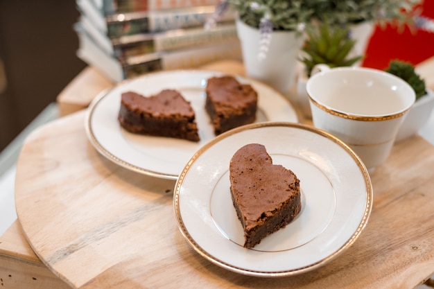 Brownie al cioccolato su un piatto bianco