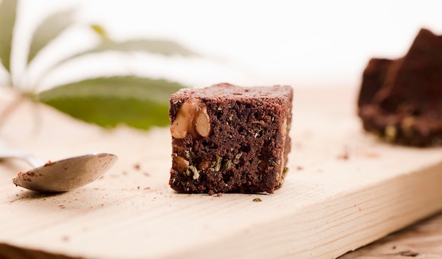 brownie alla marijuana con dessert di foglie di marijuana sul tavolo di legno