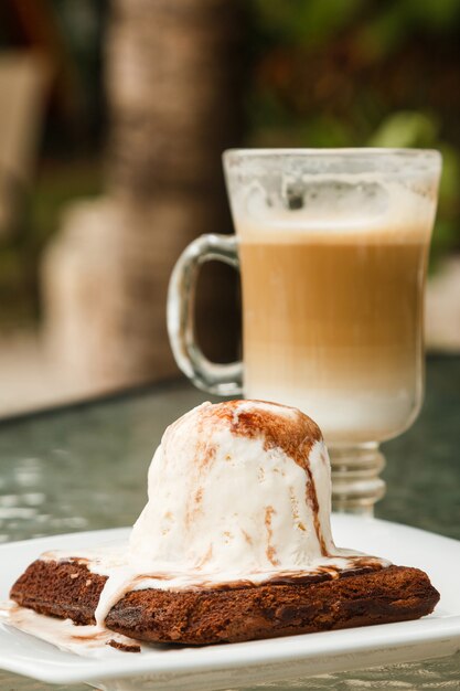 Brownie con gelato e caffè latte