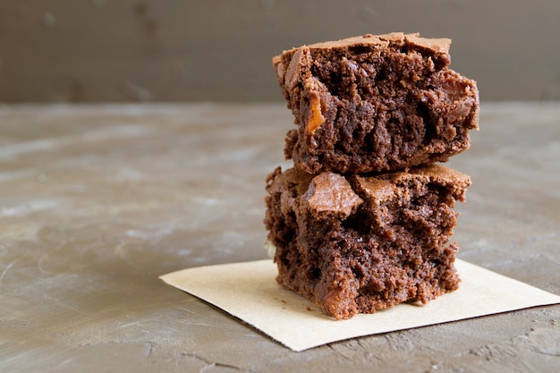 Brownie su uno sfondo scuro. messa a fuoco selettiva