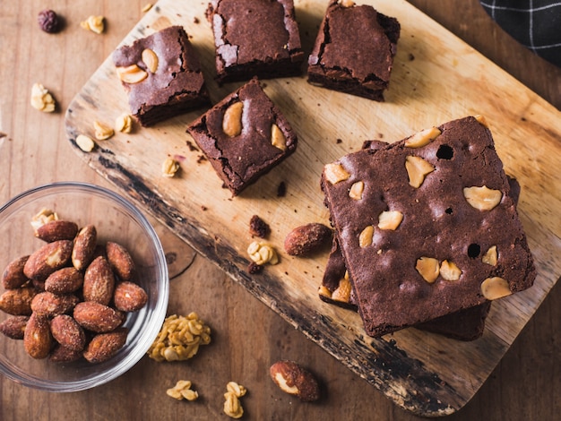 brownie sul tavolo di legno