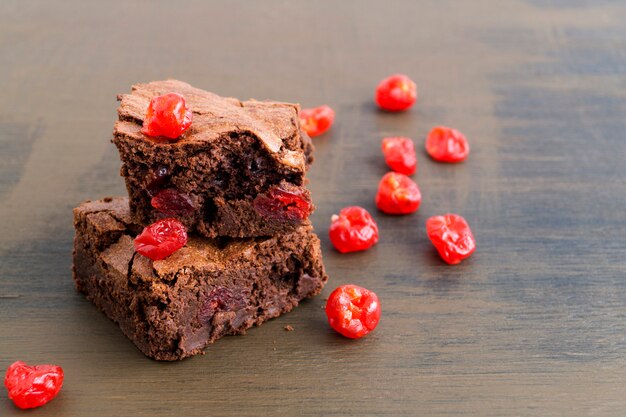 Brownie. Torte al cioccolato fondente, cotte al forno, tagliate.