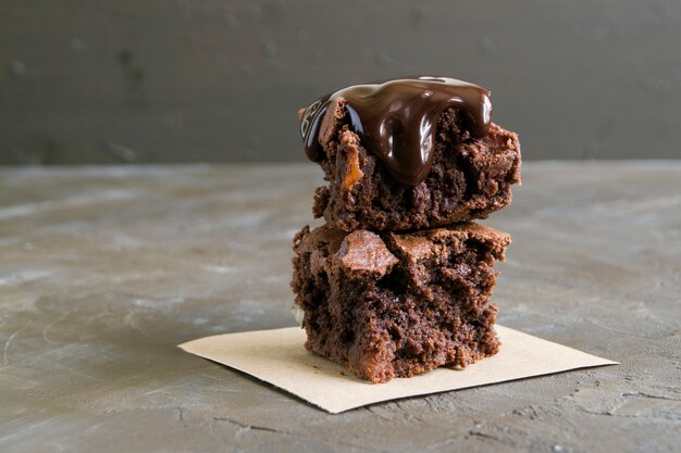 Brownie. Torte al cioccolato fondente, cotte al forno, tagliate.