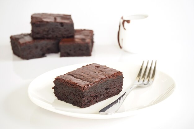 Brownies affettati sul piatto bianco