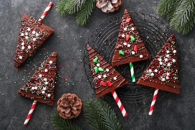 Brownies al cioccolato Albero di Natale con glassa al cioccolato e spruzzi festivi sul tavolo di pietra Idee per il cibo di Natale Dolce concetto di pasticceria per le vacanze di Natale fatto in casa Concetto di cucina per le vacanze Vista dall'alto