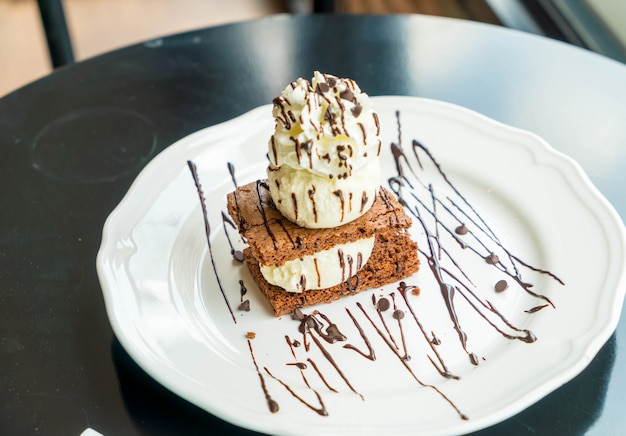 brownies al cioccolato con gelato alla vaniglia