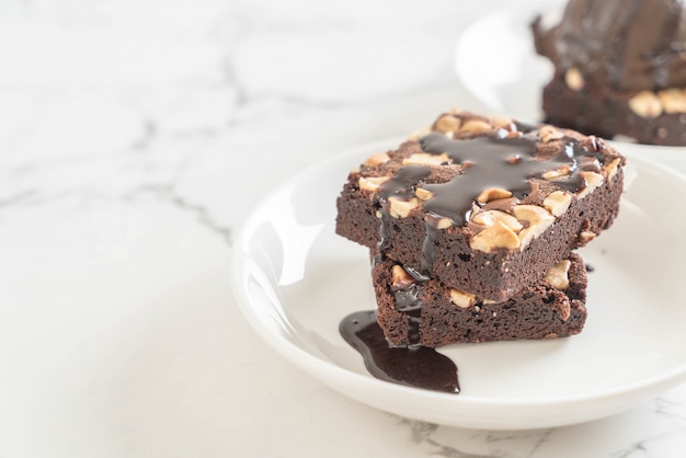 brownies al cioccolato con salsa di cioccolato