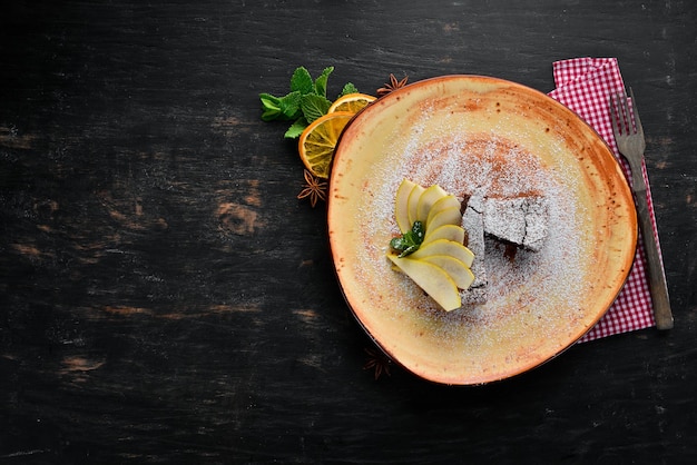 Brownies al cioccolato Dessert con pera Pasticceria su sfondo di legno Vista dall'alto Spazio per la copia gratuito