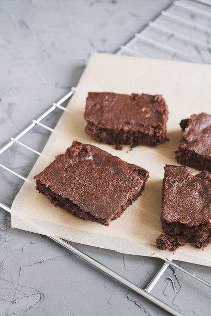 Brownies al cioccolato fatti in casa serviti su carta e vassoio