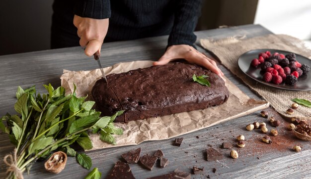 Brownies al cioccolato fatti in casa sulla superficie scura.