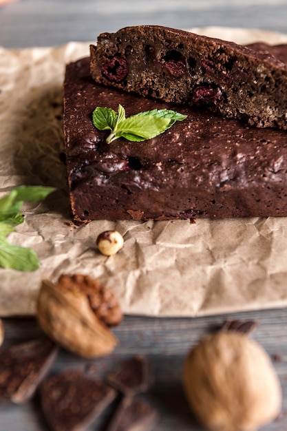 Brownies al cioccolato fatti in casa sulla superficie scura.