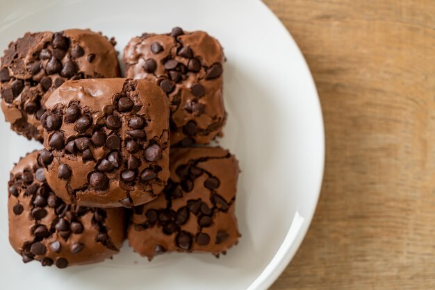 Brownies al cioccolato fondente con gocce di cioccolato sopra