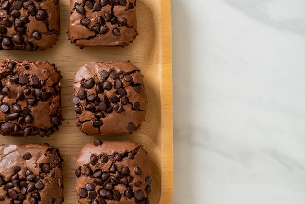 Brownies al cioccolato fondente con gocce di cioccolato sopra