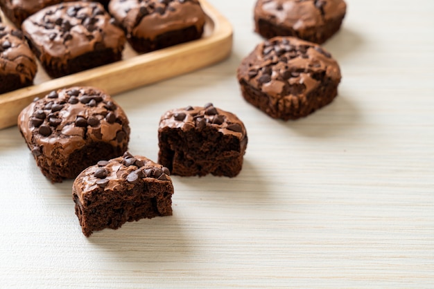 Brownies al cioccolato fondente con gocce di cioccolato sopra