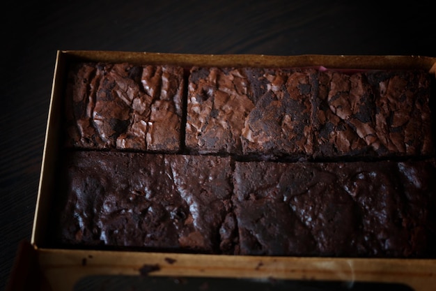 Brownies al cioccolato in confezione di carta marrone