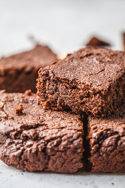 Brownies al cioccolato vegan su sfondo bianco.