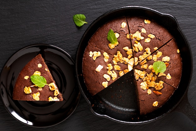 Brownies casalinghi di concetto dell&#39;alimento al forno in padella del getto del ferro con lo spazio della copia