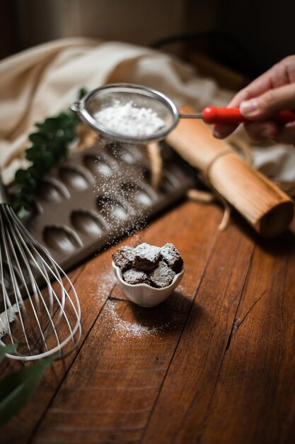 brownies con piastra di ceramica su un tavolo di legno