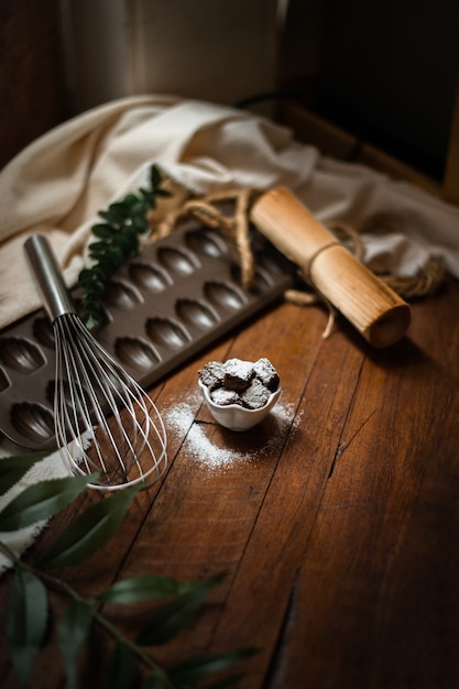 Brownies con piatto in ceramica su un tavolo di legno