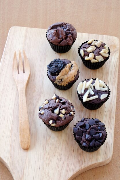 Brownies sul fondo del vassoio in legno