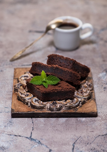 Brownies torta al cioccolato e una tazza di caffè espresso deliziosa colazione