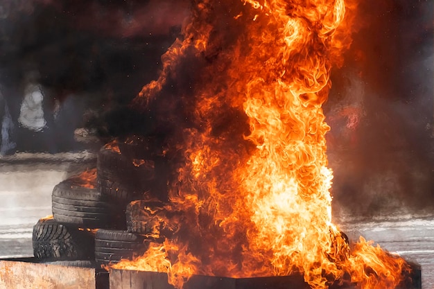 Bruciando le gomme delle auto come protesta e una rivolta in città Rivolte cittadine Una forte fiamma dalla gomma di Gorenje