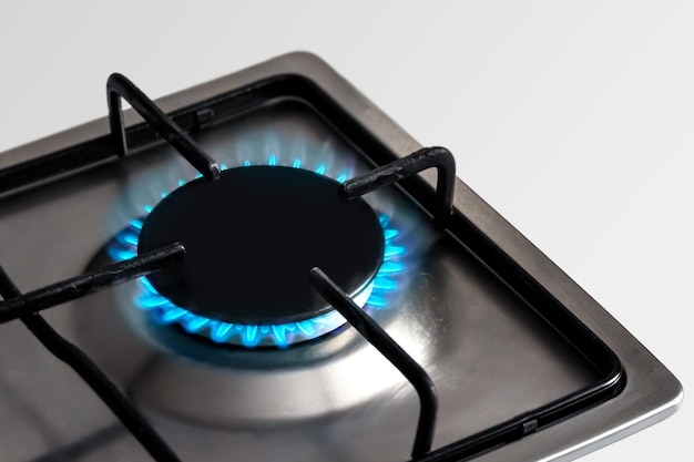 Bruciare il fuoco blu in un bruciatore su un fornello a gas