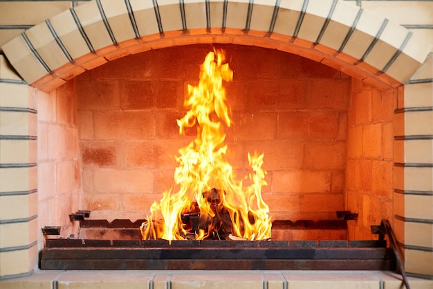 Bruciare legna da ardere in una griglia di mattoni prima di grigliare un kebab