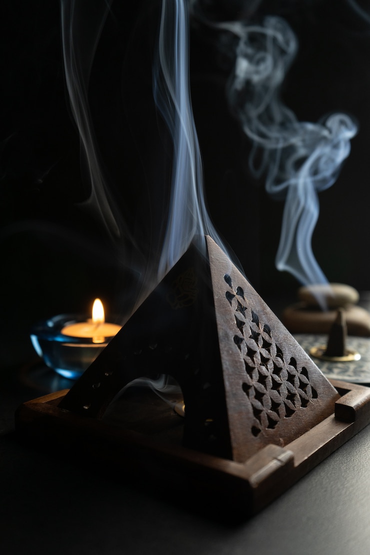 Foto bruciatore di incenso che rilascia un fumo denso