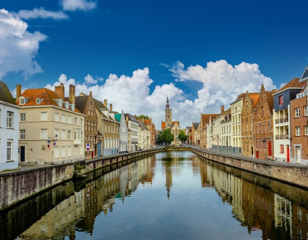 Bruges Brugge paesaggio urbano con canale d'acqua