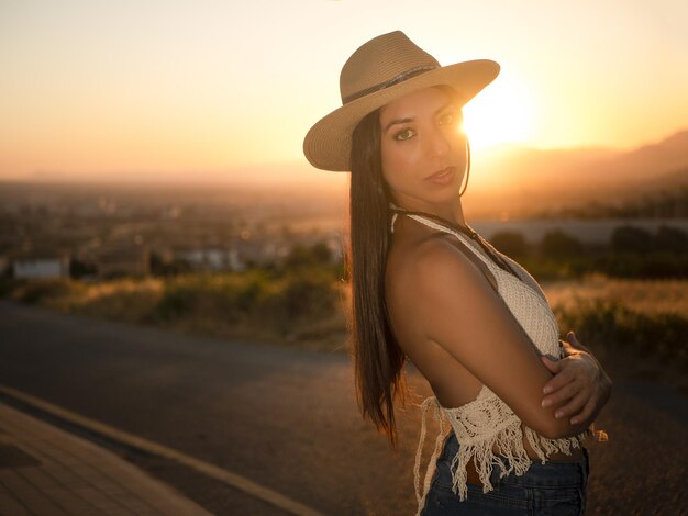 Bruna con le braccia conserte al tramonto