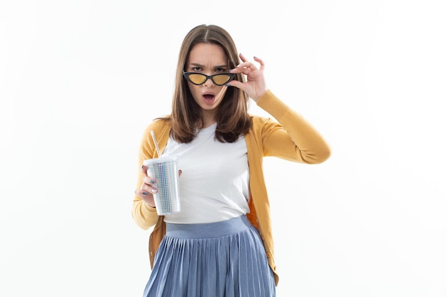 Bruna con un bicchiere di limonata lucido su uno sfondo bianco isolato