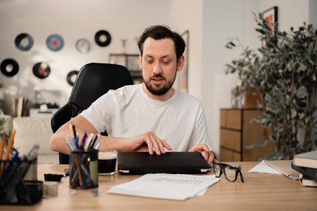 Bruna di successo ha terminato la sua giornata lavorativa, chiude il laptop ed è felice per un'altra buona giornata