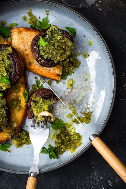 Brunch vegetariano sano Funghi su pane tostato