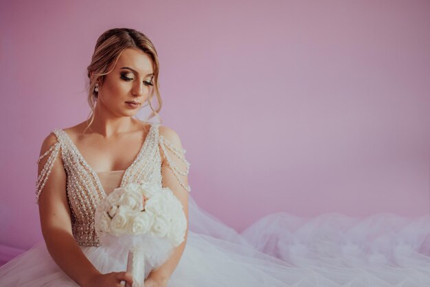 Brunet sposa in posa in studio rosa