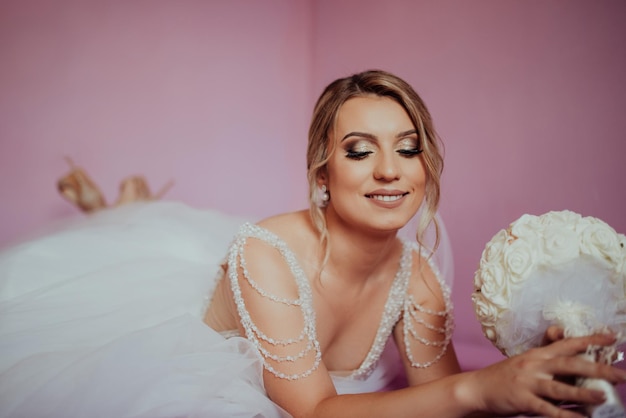 Brunet sposa in posa in studio rosa