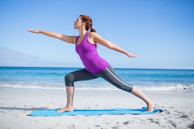 Brunette facendo yoga sul materassino