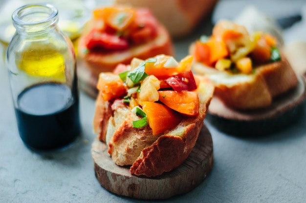 brusceta italiana con pomodoro e basilico