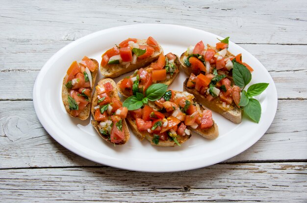 Bruscheta, antipasti Tipici italiani con pomodoro, basilico e toast